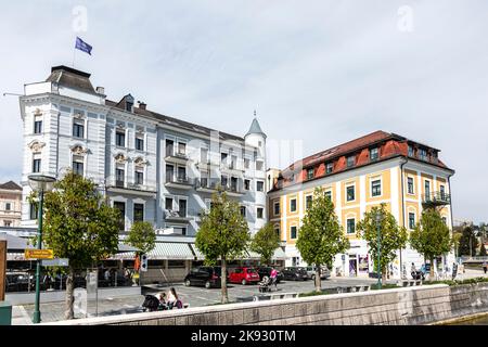 GMUNDEN, ÖSTERREICH - APR 22, 2015: Blick auf die Skyline von Gmunden, Österreich mit Menschen, die auf einer Bank sitzen. Gmunden war ein wichtiges Zentrum in der Salzkamme Stockfoto