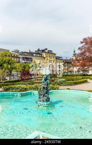 GMUNDEN, ÖSTERREICH - APR 22, 2015: Statue The Gnome des Künstlers Heinrich Natter in Gmunden, Österreich. Der Gnom trägt einen 60 kg schweren bergkristall. Stockfoto