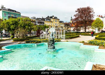 GMUNDEN, ÖSTERREICH - APR 22, 2015: Statue The Gnome des Künstlers Heinrich Natter in Gmunden, Österreich. Der Gnom trägt einen 60 kg schweren bergkristall. Stockfoto