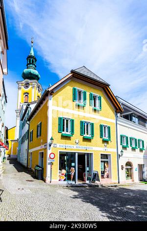 GMUNDEN, ÖSTERREICH - APR 22, 2015: Rinnholzplatz in Gmunden, Österreich. Der Rinnholzplatz ist ein alter Ort mit Kopfsteinpflaster und Baum. Stockfoto