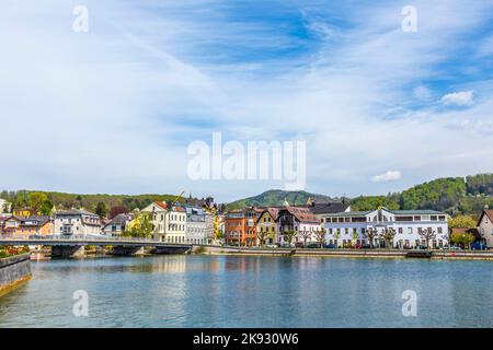 GMUNDEN, ÖSTERREICH - APR 22, 2015: Blick auf die Skyline von Gmunden, Österreich. Gmunden war ein wichtiges Zentrum im salzkammergut und reiche Kaufleute lebten ich Stockfoto