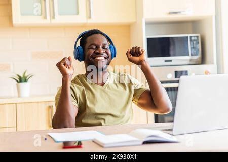 lateinamerikanischer freiberufler mit Laptop, der online von zu Hause aus arbeitet Stockfoto