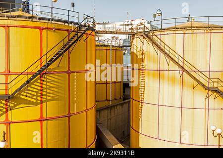 WIEN, ÖSTERREICH - APR 24, 2015: Das Fernwärmewerk in Wien, Österreich. Entworfen vom berühmten österreichischen Künstler und Architekten Friedensreich Hun Stockfoto