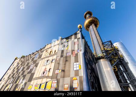 WIEN, ÖSTERREICH - APR 24, 2015: Das Fernwärmewerk in Wien, Österreich. Entworfen vom berühmten österreichischen Künstler und Architekten Friedensreich Hun Stockfoto