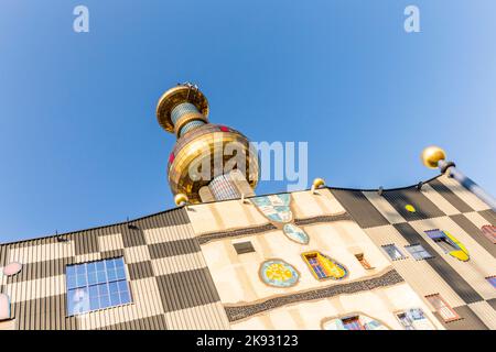 WIEN, ÖSTERREICH - APR 24, 2015: Das Fernwärmewerk in Wien, Österreich. Entworfen vom berühmten österreichischen Künstler und Architekten Friedensreich Hun Stockfoto