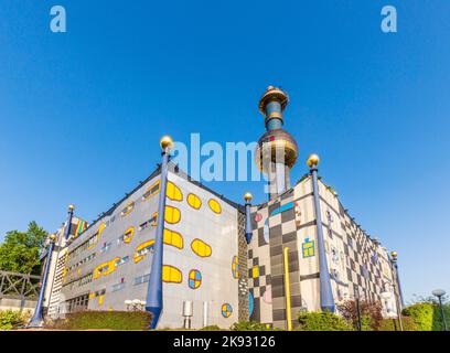 WIEN, ÖSTERREICH - APR 24, 2015: Das Fernwärmewerk in Wien, Österreich. Entworfen vom berühmten österreichischen Künstler und Architekten Friedensreich Hun Stockfoto