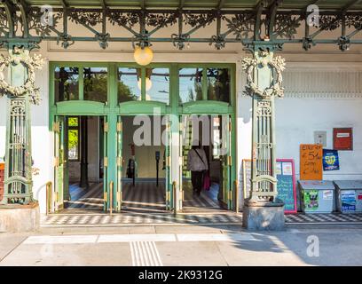 WIEN, ÖSTERREICH - APR 24, 2015: Menschen am Bahnhof Friedensbrücke in Wien, Österreich. Die U-Bahn-Linie U 4 fährt an der Station, die nach dem benannt ist Stockfoto