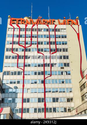 WIEN, ÖSTERREICH - APR 24, 2015: Das Fernwärmewerk in Wien, Österreich. Entworfen vom berühmten österreichischen Künstler und Architekten Friedensreich Hun Stockfoto