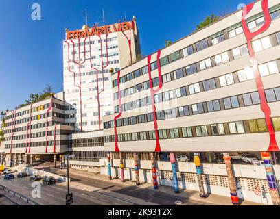 WIEN, ÖSTERREICH - APR 24, 2015: Das Fernwärmewerk in Wien, Österreich. Entworfen vom berühmten österreichischen Künstler und Architekten Friedensreich Hun Stockfoto