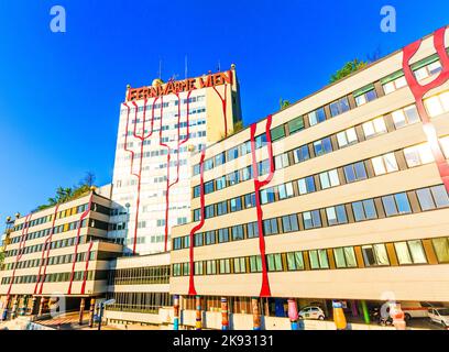 WIEN, ÖSTERREICH - APR 24, 2015: Das Fernwärmewerk in Wien, Österreich. Entworfen vom berühmten österreichischen Künstler und Architekten Friedensreich Hun Stockfoto