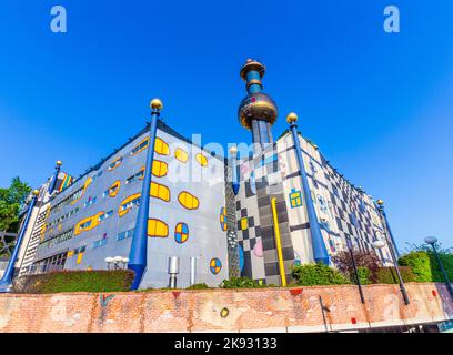 WIEN, ÖSTERREICH - APR 24, 2015: Das Fernwärmewerk in Wien, Österreich. Entworfen vom berühmten österreichischen Künstler und Architekten Friedensreich Hun Stockfoto
