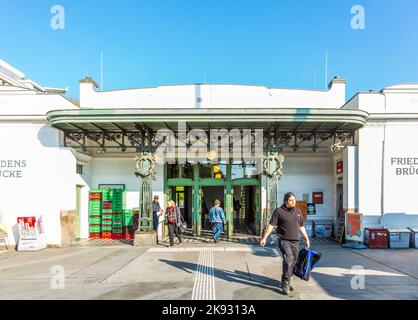 WIEN, ÖSTERREICH - APR 24, 2015: Menschen am Bahnhof Friedensbrücke in Wien, Österreich. Die U-Bahn-Linie U 4 fährt an der Station, die nach dem benannt ist Stockfoto