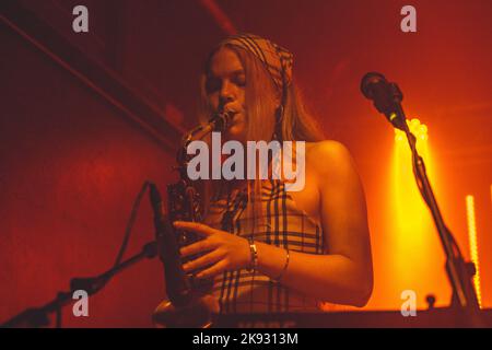 Mailand, Italien, 25.. Oktober 2022. Nilufer Yanya spielt live im Circolo Magnolia in Mailand. Credits: Maria Laura Arturi/Alamy Live News Stockfoto