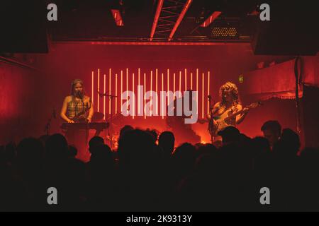 Mailand, Italien, 25.. Oktober 2022. Nilufer Yanya spielt live im Circolo Magnolia in Mailand. Credits: Maria Laura Arturi/Alamy Live News Stockfoto