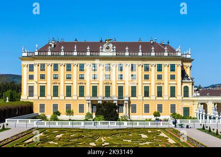 WIEN, ÖSTERREICH - 24. APRIL 2015: Schloss Schönbrunn mit Blick auf den Prinzen Garten in Wien, Österreich. Die ehemalige kaiserliche Sommerresidenz ist Viennas Most Stockfoto