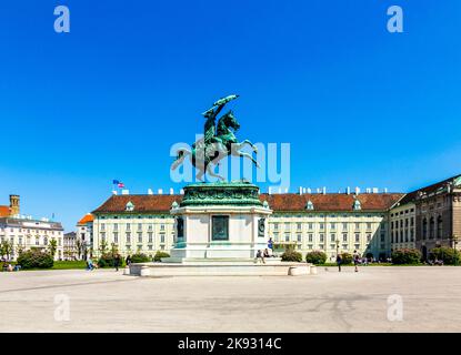 WIEN, ÖSTERREICH - APR 24, 2015: Blick auf den Heldenplatz - öffentlicher Raum mit Reiterstatue des Erzherzogs Karl von Österreich. Stockfoto