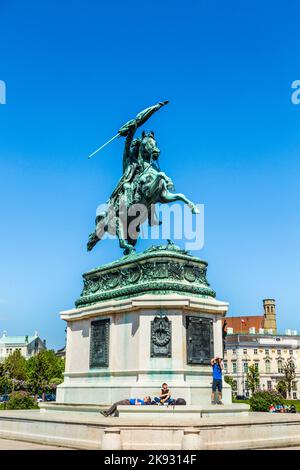 WIEN, ÖSTERREICH - APR 24, 2015: Blick auf den Heldenplatz - öffentlicher Raum mit Reiterstatue des Erzherzogs Karl von Österreich. Stockfoto