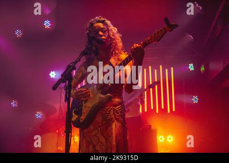 Mailand, Italien, 25.. Oktober 2022. Nilufer Yanya spielt live im Circolo Magnolia in Mailand. Credits: Maria Laura Arturi/Alamy Live News Stockfoto