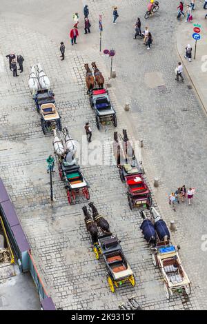 WIEN - APR 24, 2015: Luftaufnahme des überfüllten Stephansplatz in Wien, Österreich mit Fiakern. Hier beginnen mehrere beliebte Fußgängerrouten und viele Touri Stockfoto