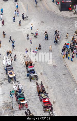 WIEN - APR 24, 2015: Luftaufnahme des überfüllten Stephansplatz in Wien, Österreich mit Fiakern. Hier beginnen mehrere beliebte Fußgängerrouten und viele Touri Stockfoto