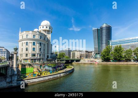 WIEN, ÖSTERREICH - APR 25 2015: Berühmte Urania in Wien. Urania ist ein öffentliches Bildungsinstitut und Observatorium, das nach den Plänen der Kunst gebaut wurde Stockfoto