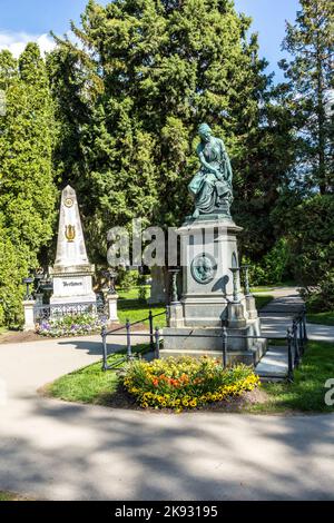 WIEN, ÖSTERREICH - APR 26, 2015: Mozart- und Beethoven-Denkmal im Zentralfriedhof, Wien, Österreich. Stockfoto