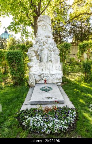 WIEN, ÖSTERREICH - APR 26, 2015: Johann Strauss Denkmal im Zentralfriedhof, Wien, Österreich. Strauss starb 1899 in Wien. Stockfoto