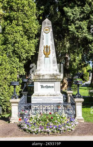 WIEN, ÖSTERREICH - APR 26, 2015: Letzte Ruhestätte des Komponisten Ludwig van Beethoven Grab auf dem Wiener Zentralfriedhof in Wien, Österreich. Stockfoto