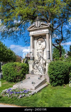 WIEN, ÖSTERREICH - APR 26, 2015: Letzte Ruhestätte des Architekten Carl Hasenauer auf dem Wiener Zentralfriedhof in Wien, Österreich. Hasenauer starb 18 Stockfoto