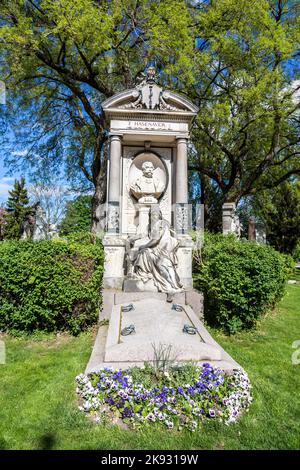 WIEN, ÖSTERREICH - APR 26, 2015: Letzte Ruhestätte des Architekten Carl Hasenauer auf dem Wiener Zentralfriedhof in Wien, Österreich. Hasenauer starb 18 Stockfoto