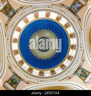 WIEN, ÖSTERREICH - APR 26, 2015: Im Inneren des Grades Karl Borromaeus des Zentralfriedhofs in Wien, Österreich. Architekt Max Hegele hat den chur fertiggestellt Stockfoto