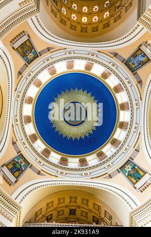 WIEN, ÖSTERREICH - APR 26, 2015: Im Inneren des Grades Karl Borromaeus des Zentralfriedhofs in Wien, Österreich. Architekt Max Hegele hat den chur fertiggestellt Stockfoto