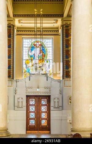 WIEN, ÖSTERREICH - APR 26, 2015: Im Inneren des Grades Karl Borromaeus des Zentralfriedhofs in Wien, Österreich. Architekt Max Hegele hat den chur fertiggestellt Stockfoto