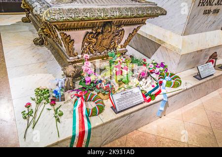 WIEN, ÖSTERREICH - APR 26, 2015: Krypta der Habsburger Königin Elisabeth namens Sisi in Wien, Österreich. Die Knochen der Habsburger Königsfamilie von 145 plus Urnen Stockfoto