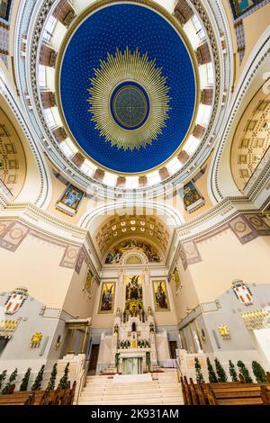 WIEN, ÖSTERREICH - APR 26, 2015: Im Inneren des Grades Karl Borromaeus des Zentralfriedhofs in Wien, Österreich. Architekt Max Hegele hat den chur fertiggestellt Stockfoto