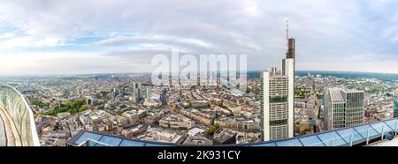 FRANKFURT, DEUTSCHLAND - 2. MAI 2015: Sommerpanorama des Finanzviertels in Frankfurt, Deutschland. Frankfurt ist das Finanzzentrum von Deutschland und der Stockfoto