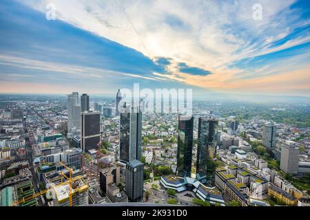 FRANKFURT, DEUTSCHLAND - 2. MAI 2015: Sommerpanorama des Finanzviertels in Frankfurt, Deutschland. Frankfurt ist das Finanzzentrum von Deutschland und der Stockfoto