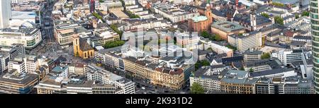 FRANKFURT, DEUTSCHLAND - 2. MAI 2015: Luftaufnahme von Frankfurt mit Hauptwache und Fußgängerzone Zeil in Frankfurt, Deutschland. Die Zeil ist Deutschlands älteste Stockfoto