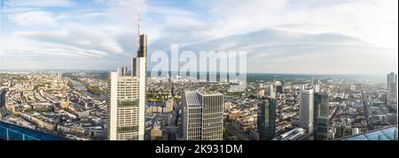 FRANKFURT, DEUTSCHLAND - 2. MAI 2015: Sommerpanorama des Finanzviertels in Frankfurt, Deutschland. Frankfurt ist das Finanzzentrum von Deutschland und der Stockfoto