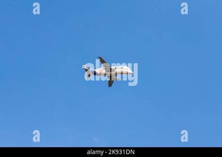 HAMBURG, 7. MAI 2015: Ein Beluga Supertransporter nähert sich dem Airbus-Werk in Hamburg Finkenwerder. Stockfoto