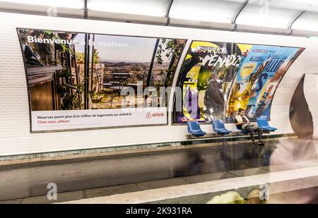 PARIS, FRANKREICH - 9. JUNI 2015: Reisende und Pendler warten an der U-Bahnstation Montparnasse in Paris, Frankreich Stockfoto