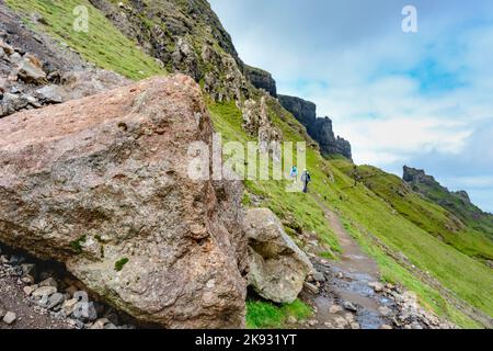 Quiraing,Isle of Skye,Schottland,UK-Juli 25 2022: Wanderer wandern entlang der Bergpfade der Quraing-Bergkette, an einem Sommertag, wobei sie das Draussen genießen Stockfoto