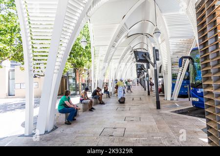 AIX EN PROVENCE, FRANKREICH - 8. JULI 2015: Moderner Busbahnhof Gare Routiere in Aix en Provence, Frankreich. Das neue Staion von Duthilleul wurde in J eröffnet Stockfoto