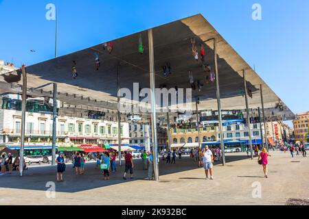 MARSEILLE, FRANKREICH - 10. JULI 2015: Norman Fosters Pavillon in Marseille, Frankreich. Marseille ist die europäische Kulturhauptstadt des Jahres 2013 und hat sich zum Ziel gesetzt Stockfoto