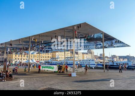 MARSEILLE, FRANKREICH - 10. JULI 2015: Greenpeace-Organisation protestiert gegen den Mord an Fernando Pereira in Marseille, Frankreich. Pereira wurde von der getötet Stockfoto