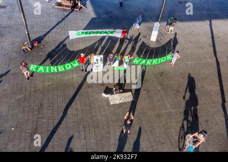 MARSEILLE, FRANKREICH - 10. JULI 2015: Greenpeace-Organisation protestiert gegen den Mord an Fernando Pereira in Marseille, Frankreich. Pereira wurde von der getötet Stockfoto