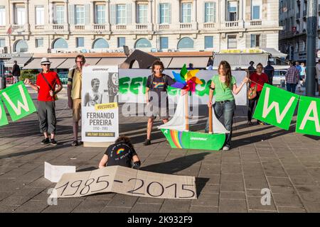 MARSEILLE, FRANKREICH - 10. JULI 2015: Greenpeace-Organisation protestiert gegen den Mord an Fernando Pereira in Marseille, Frankreich. Pereira wurde von der getötet Stockfoto