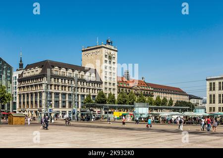 LEIPZIG, DEUTSCHLAND - 8. AUG 2015: Altes Rathaus in Leipzig mit Menschen am Marktplatz. Um 1165 wurde Leipzig kommunaler Status und Marktpr. Verliehen Stockfoto