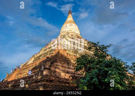 PAGAN, BURMA - 14. AUG 2015: Die Menschen klettern die Shwesandawa-Pagode in Pagan, Burma. Die Pagode bietet einen spektakulären Blick auf die Landschaft der Pagan mit t Stockfoto