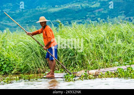 Heho, Myanmar - AUG 15, 2015 : Intha Lake Farmer kontrolliert sein Feld in seinem typischen Kanu mit einem Bambusstock als Ruder und Navigationsinstrument. Stockfoto